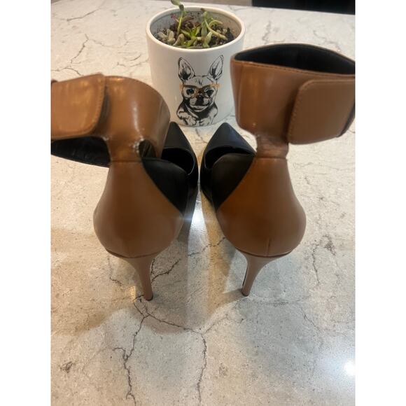 Enzo Angiolini Black and Tan Pumps - Picture 3 of 7